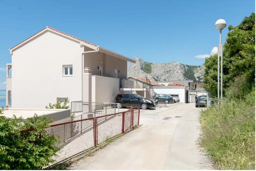 Apartments Mimac Omis Exterior photo